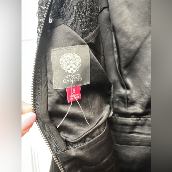 VINCE CAMUTO V Neck size 8 Black Lace Peplum Shift Dress EUC - Picture 4 of 10